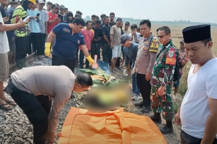 Evakuasi korban kecelakaan kereta api Fajar Utama di Karawang, Jawa Barat.