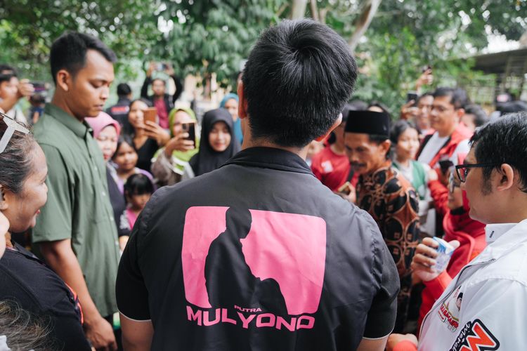 Kaesang Pangarep muncul di depan publik mengenakan pakaian bertuliskan Putra Mulyono.