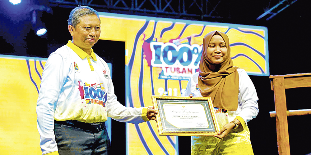 Ketua DPRD Tuban Sementara, Gaguk Sudarmono menyerahkan penghargaan Motivator UMKM Kabupaten Tuban kepada Renita Ardiyanti.