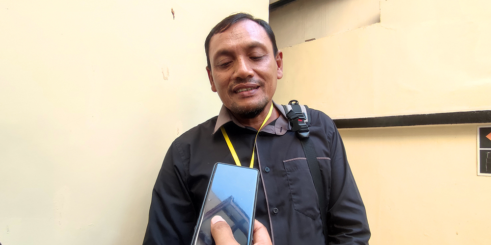 Saiful usai mengikuti persidangan pelaku pengeroyokan anaknya mengungkapkan kekecewaannya di hadapan awak media, Rabu (25/9).