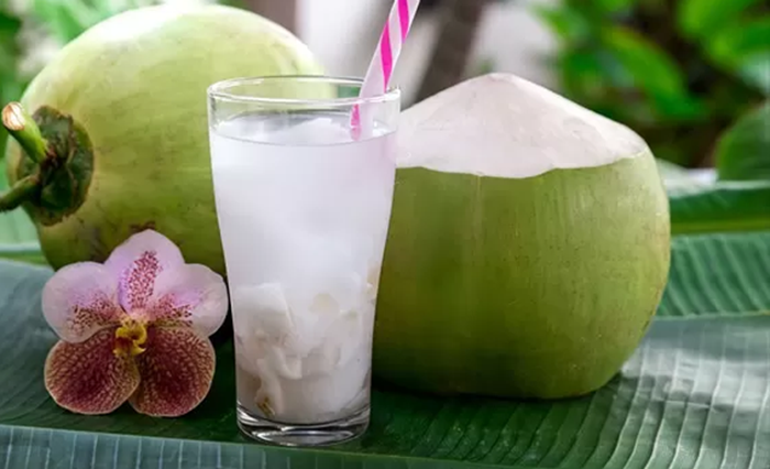 Air kelapa muda yang memiliki banyak manfaat.