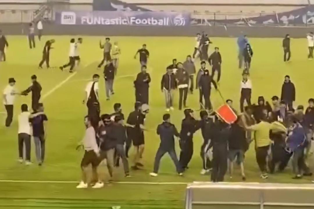 Kericuhan saat laga Persib Bandung melawan Persija Jakarta.
