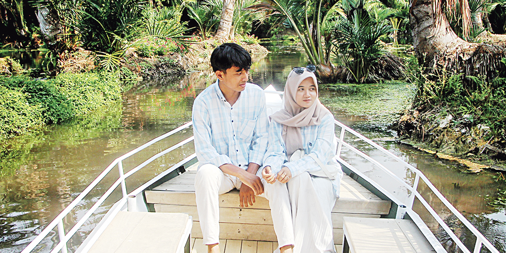 SERU: Sepasang pengunjung tengah menikmati wisata Suruan Eco Park Desa Tuwriwetan, Kecamatan Merakurak sembari menaiki perahu, Kamis (26/9).