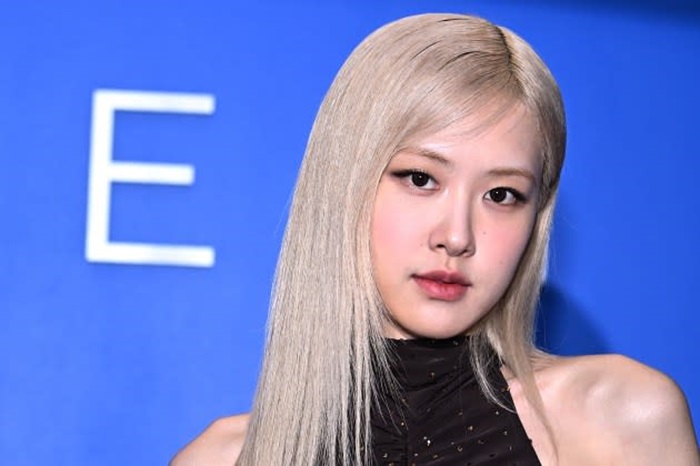 Ros&eacute; Blackpink yang resmi bergabung dengan Atlantic Records untuk karier solo global.