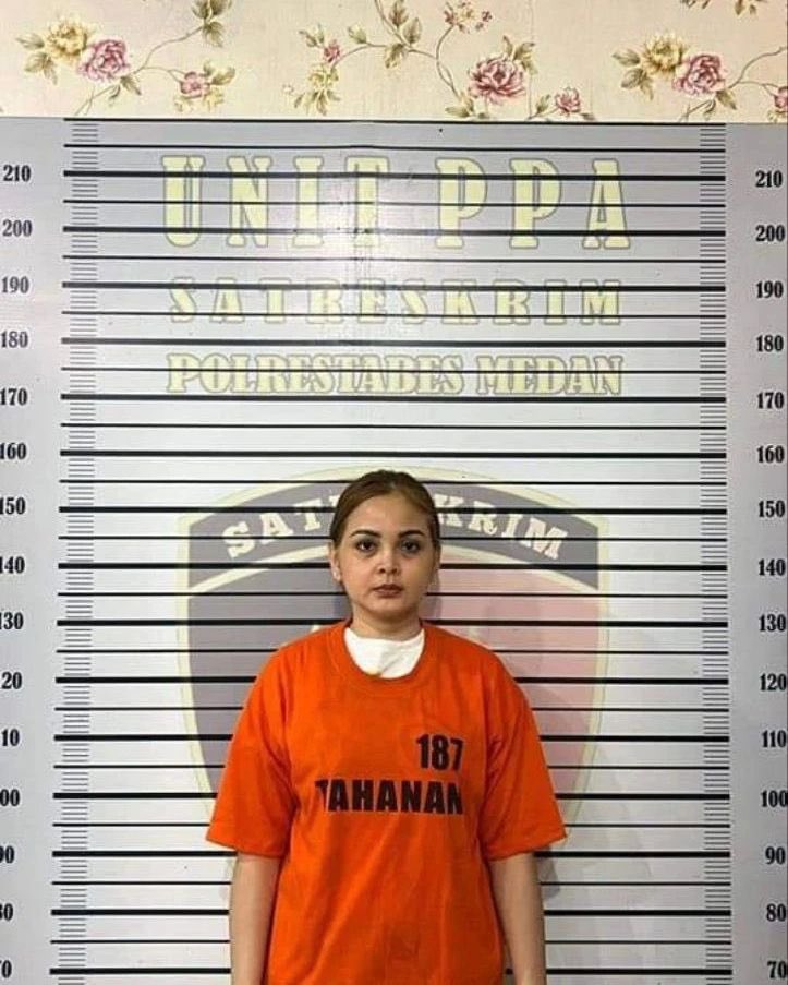 Dewi Tiffany Nisha, seorang ibu yang ditetapkan tersangka karena mencambuk anaknya enam tahun.