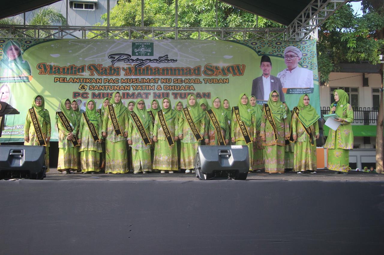 SELAMAT MENGEMBAN AMANAH: Prosesi pelantikan pengurus PAC Muslimat NU dari 20 kecamatan se-Kabupaten Tuban di lapangan GOR Rangga Jaya Anoraga, Sabtu (28/9).