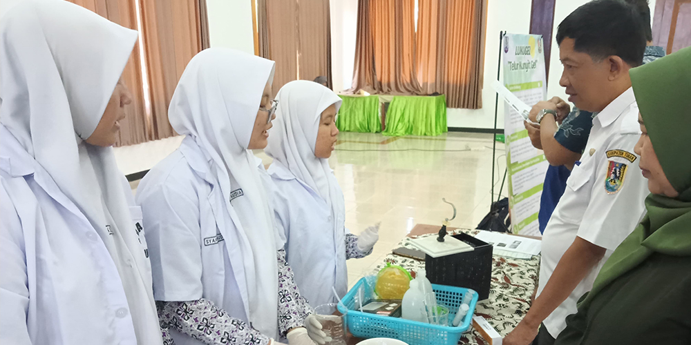 Kunjungan lapang untuk memastikan keaslian para inovator sebelum penetapan juara Tubernova kategori masyarakat.