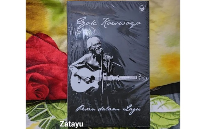 Buku Pesan Dalam Lagu karya Yok Koeswoyo yang bisa dibeli di toko online.