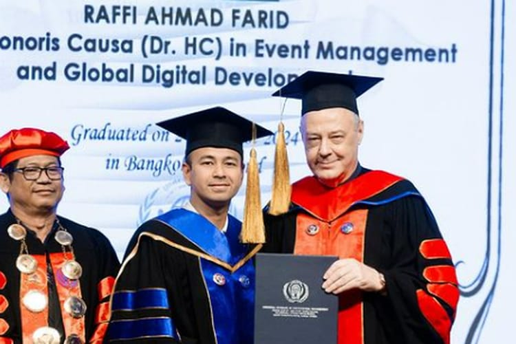 Raffi Ahmad saat menerima gelar doktor honoris causa dari kampus di Thailand.