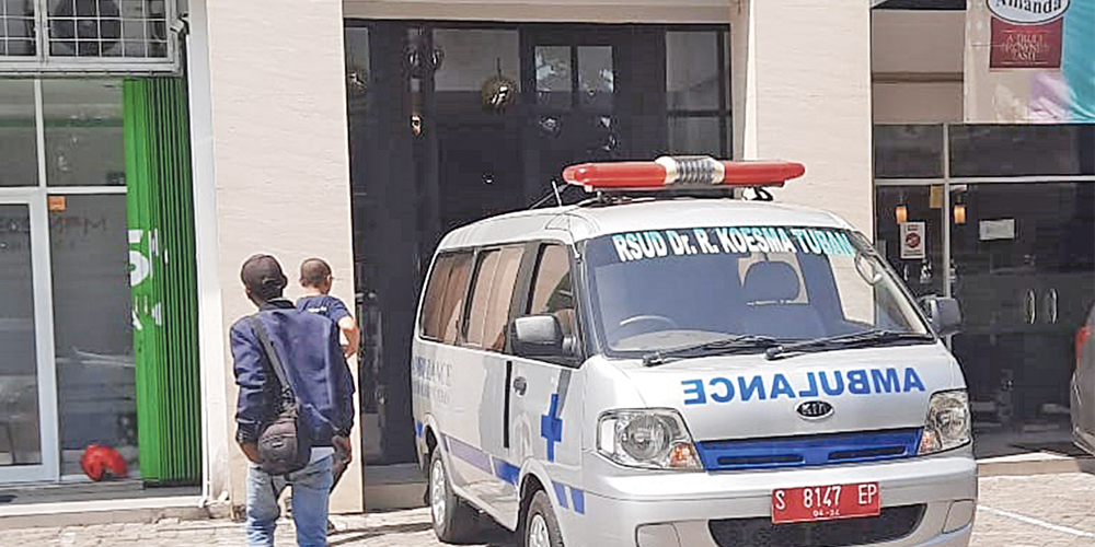 Mobil ambulan RSUD Dr Koesma Tuban tiba di Hotel Front One King Tuban untuk mengevakuasi jenazah korban, Selasa (1/10).