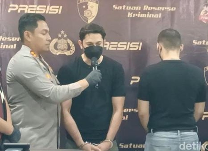 Andrew Andika saat dihadirkan di depan awak media oleh polisi.