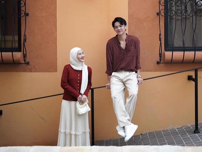 Rey Mbayang dan Dinda Hauw yang disebut pasangan selebritis tanpa kabar miring.