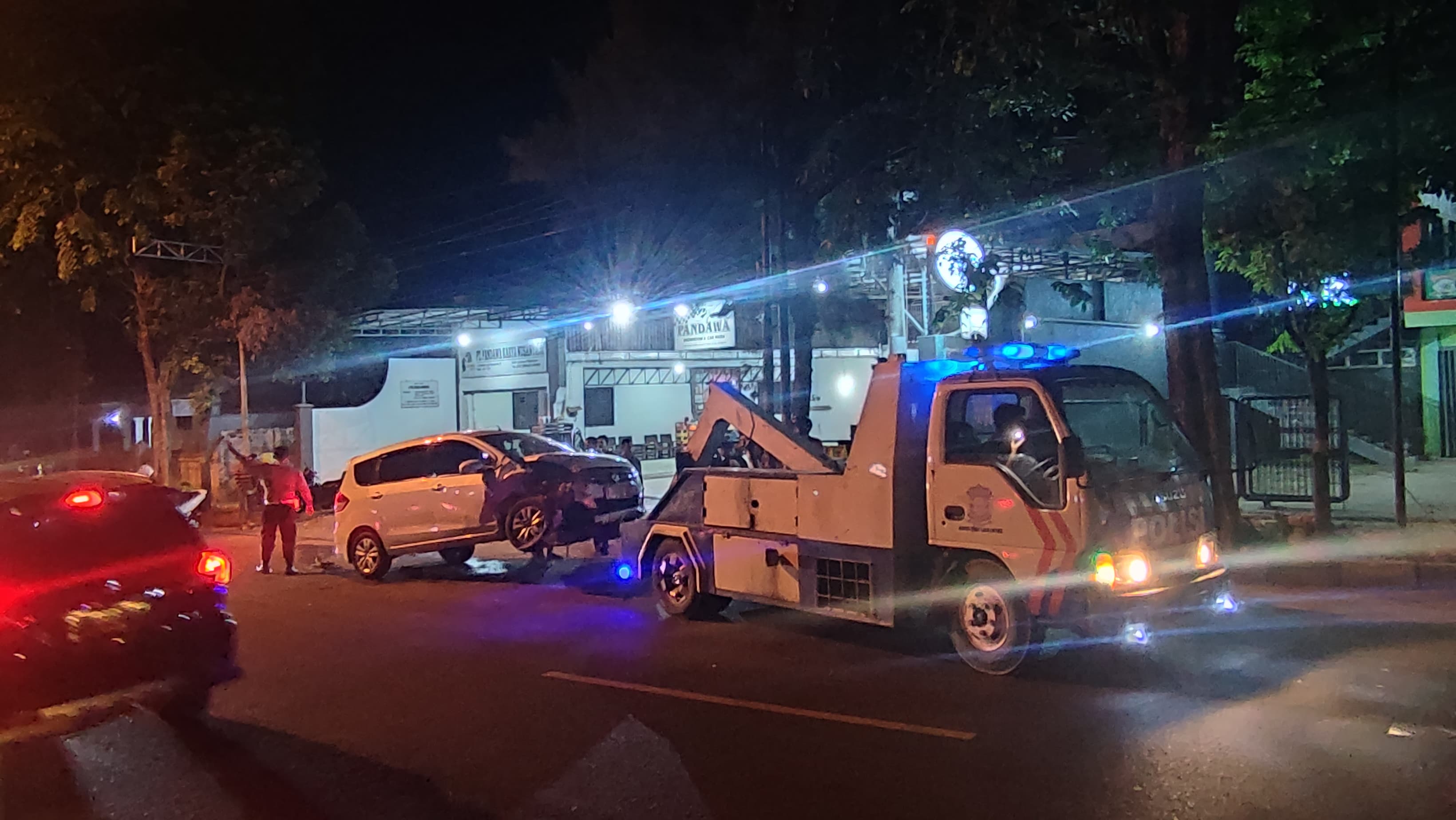 Kondisi mobil Mitsubishi Xpander usai terlibat kecelakaan dengan mobil lainnya di Jalan Wahidin Sudiro Husodo, Rabu (2/10).