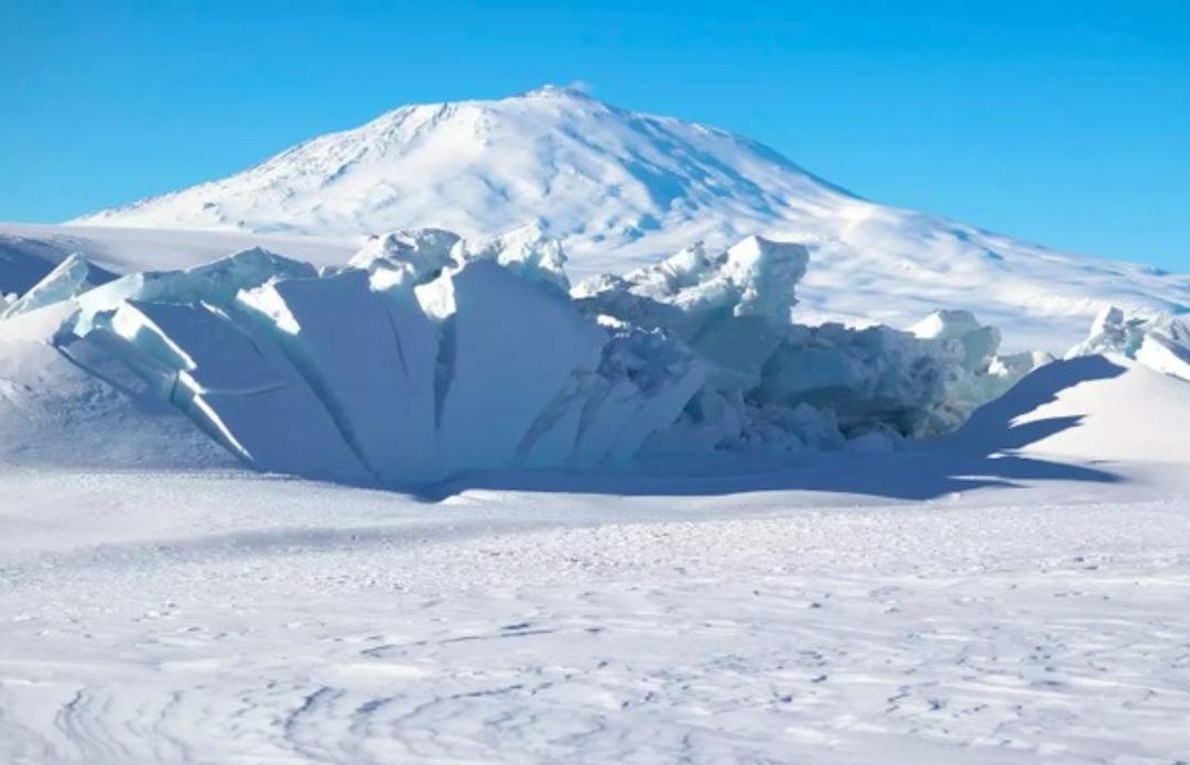 Gunung Erebus yang rutin memuntahkan emas senilai puluhan juta rupiah per harinya.