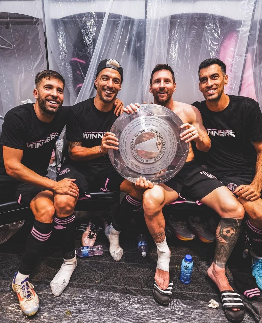 Messi menunjukkan trofi juara yang diperoleh Inter Miami regular MLS.