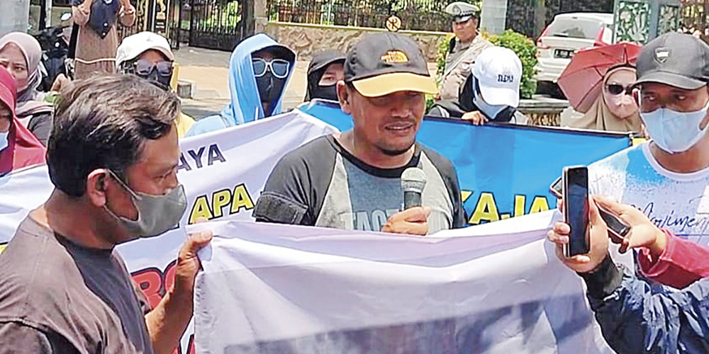 Saiful, ayah korban saat menggelar aksi unjuk rasa di depan kantor PN Tuban pada 24 September lalu. Dia mengancam akan menggelar aksi lanjutan jika tuntutannya tidak dikabulkan majelis hakim.