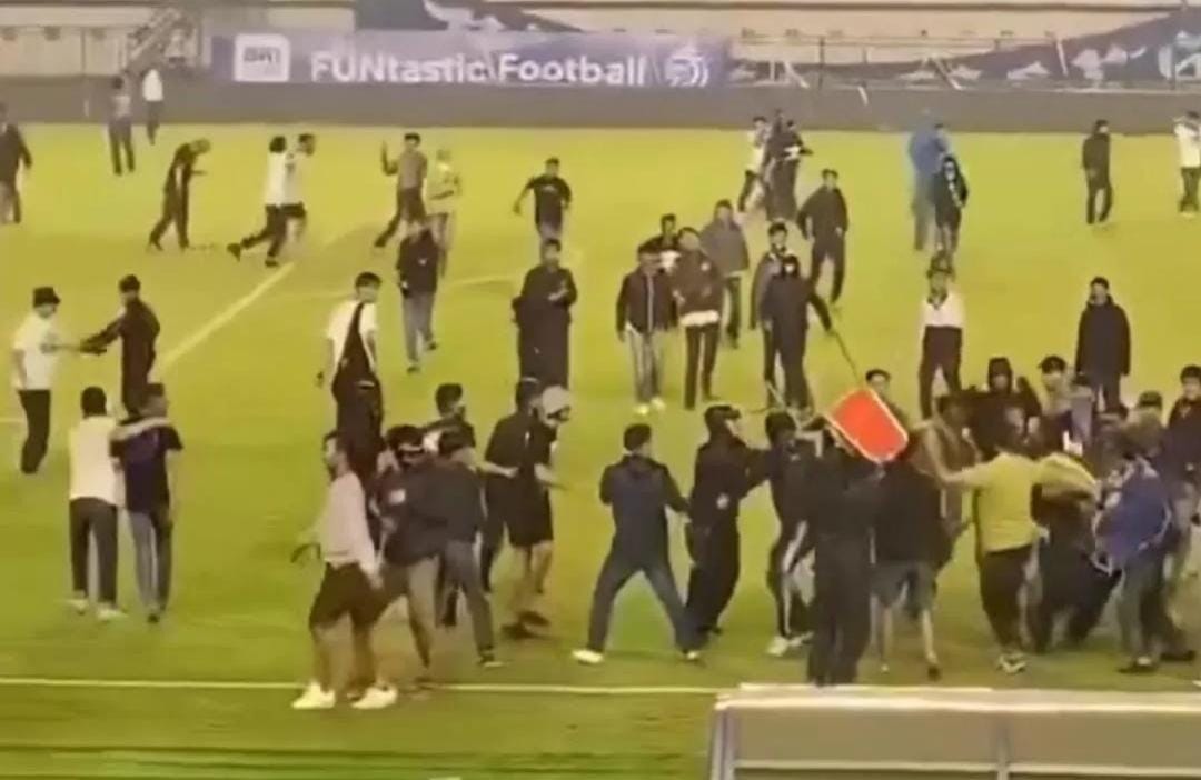 Kericuhan antara suporter saat laga Persib Bandung vs Persija Jakarta.