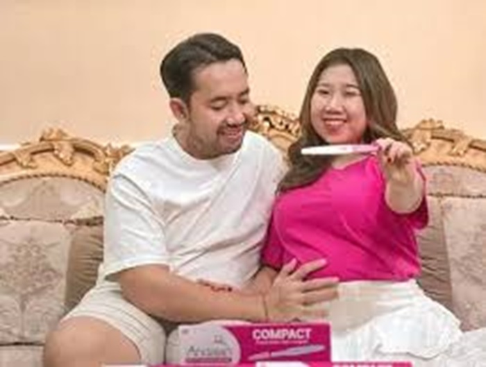 Kiky Saputri yang mengumumkan kehamilan keduanya.