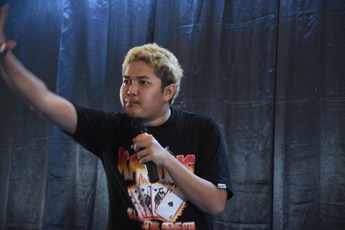 Nopek Novian saat menghibur penggemarnya di Tuban melalui tour Wes Kadung All In Untuk Semesta.