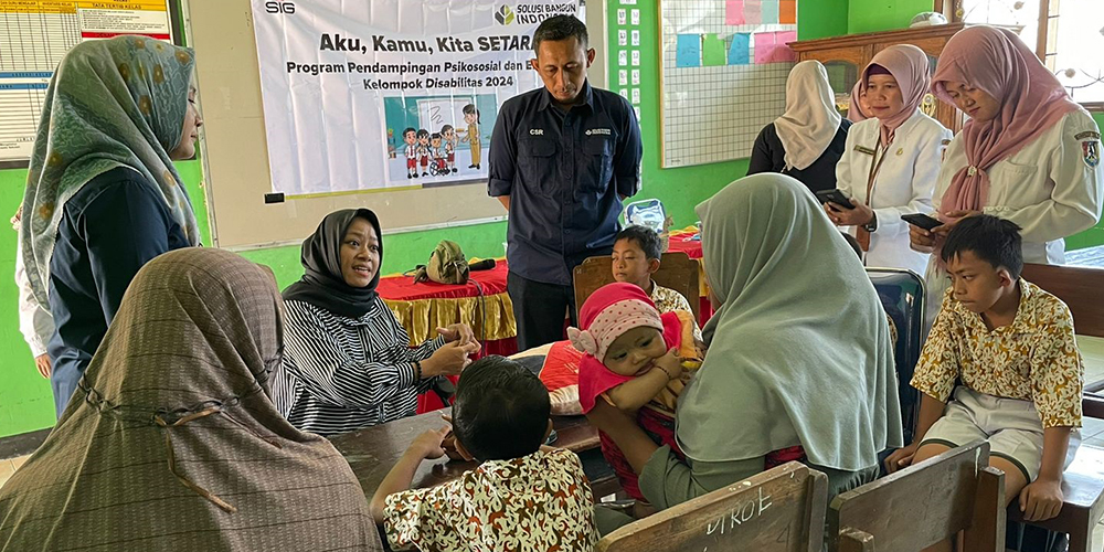 Fira Fitri Fitria bercengkrama dengan anak-anak penyandang disabilitas. Selama ini dia memperjuangkan hak-hak disabilitas.