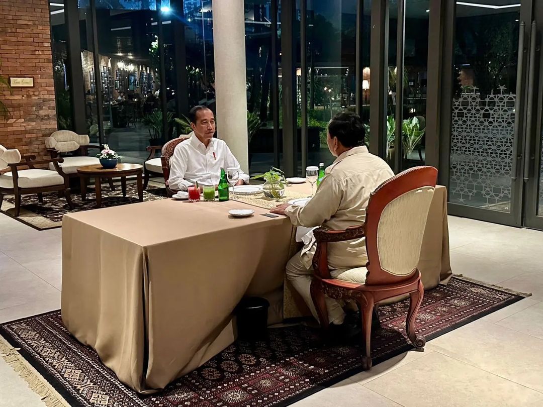 Unggahan foto makan malam Jokowi bersama Prabowo Subianto.