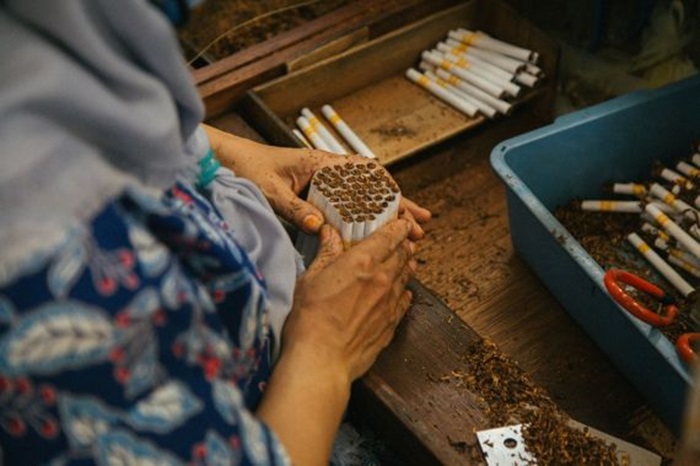 Ilustrasi Sigaret Kretek Tangan (SKT). Menteri Keuangan Purbaya Yudhi Sadewa memutuskan tidak menaikkan tarif cukai rokok tahun ini.