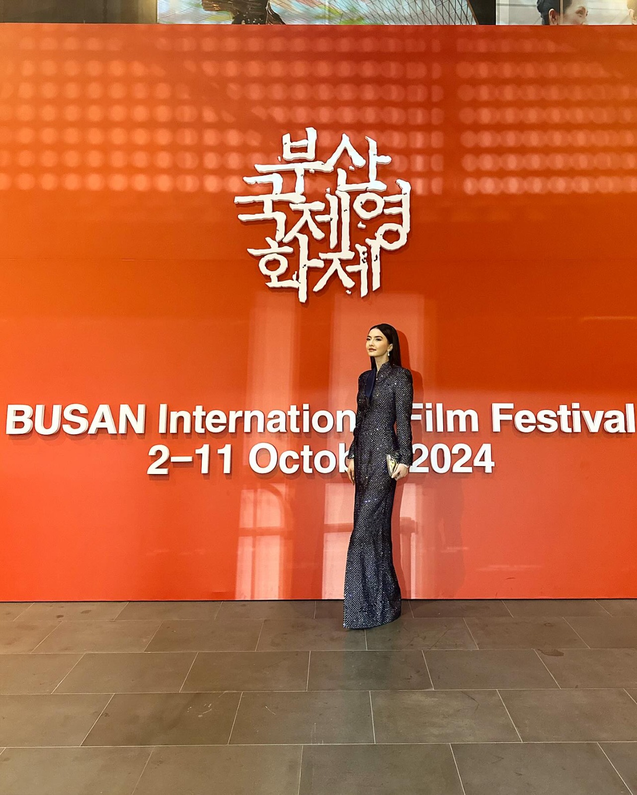 Raline Shah  di panggung internasional sebagai pembaca nominasi di acara Asia Contents Awards & Global OTT Awards pada Minggu, 6 Oktober 2024.