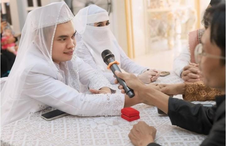 Dodhy Hardiyanto, gitaris band legendaris Kangen Band, resmi menikah kedua kalinya bersama orang yang sama.