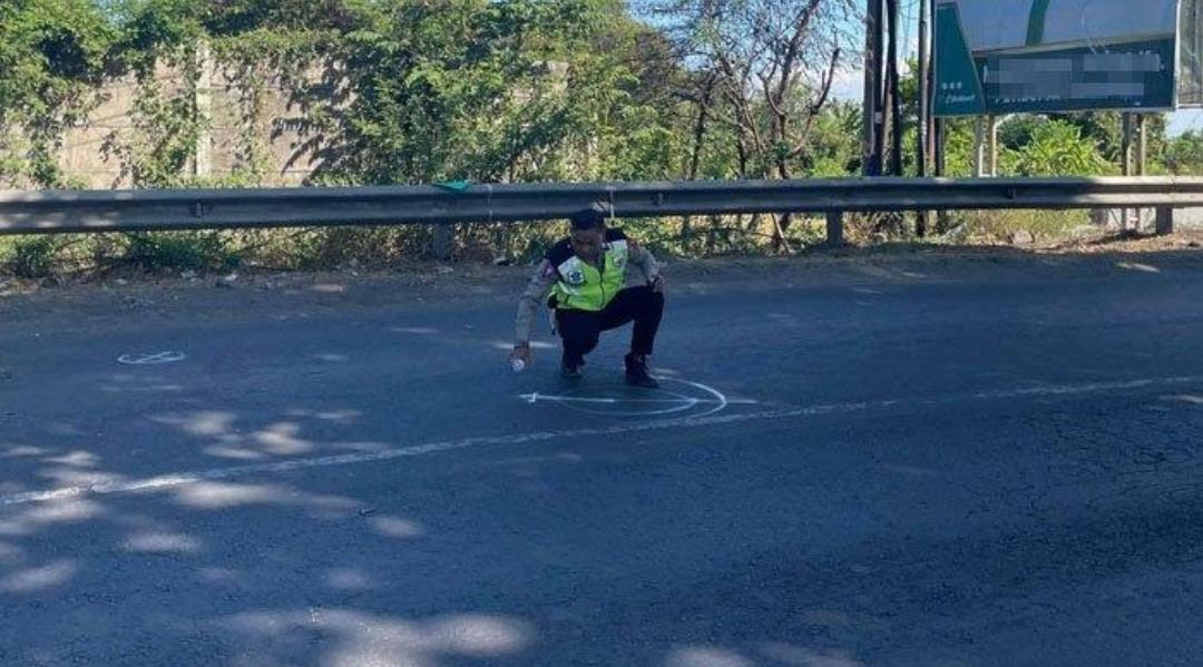 Satlantas Polres Sidoarjo saat olah TKP.