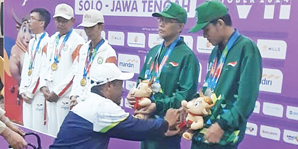 Atlet para catur asal Tuban Qosim Nur Shihha (kanan) sukses merengkuh medali perak Peparnas XVII Solo 2024, Rabu (9/10).