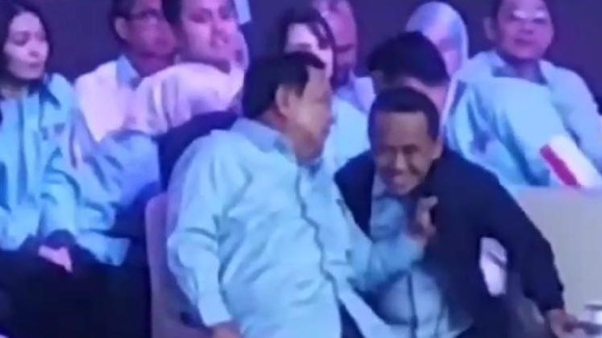 Ketua Umum Partai Golkar Bahlil Lahdalia saat mendampingi Prabowo Subianto debat.