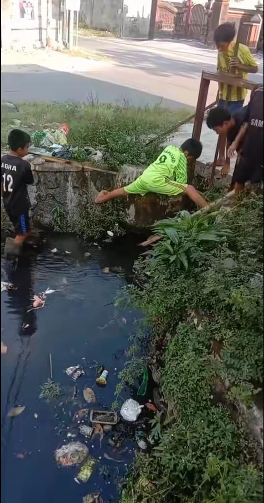 Postingan viral di TikTok yang menyebut lima bocah pembersih sampah di selokan.