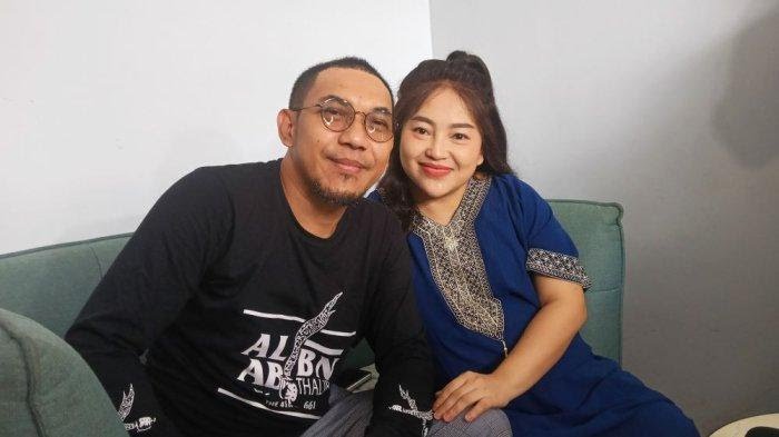 Mpok Alpa bersama suami yang memiliki anak kembar bernama Raffi Ahmad.