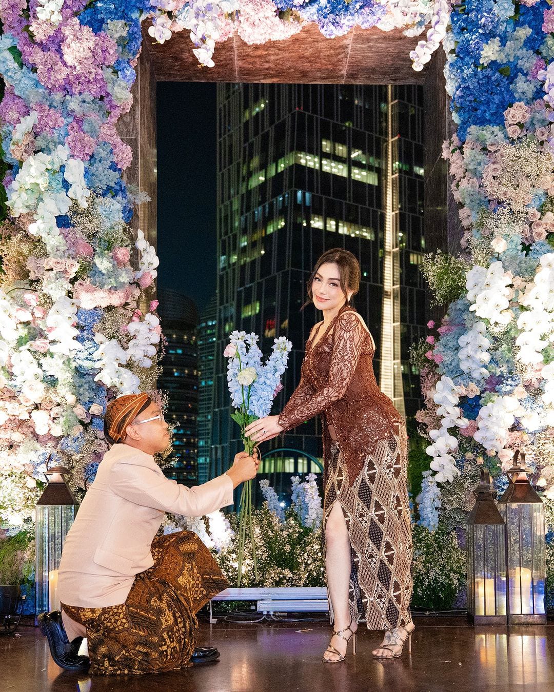 Unggahan yang seolah-olah Celine Evangelista dilamar seorang pria.