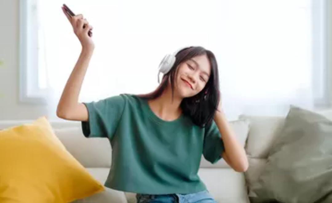 Ilusttasi mendengarkan musik dengan bahagia.