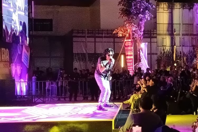 Ikang Fawzi, salah satu penampil di acara Lintas Melawai Volume 2 di Taman Kota Peruri, Jakarta Selatan.