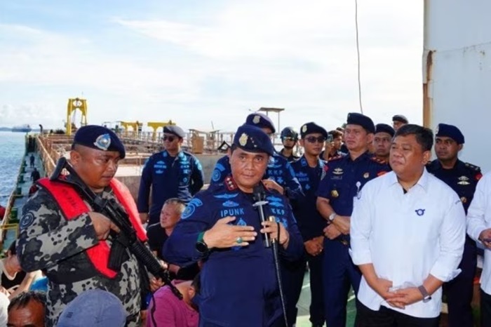Kementerian Kelautan dan Perikanan kapal (KKP) saat mengamankan dua kapal keruk (dradger) MV YC 6 dan MV ZS 9 berbendera Singapura yang kedapatan mencuri pasir laut di RI.