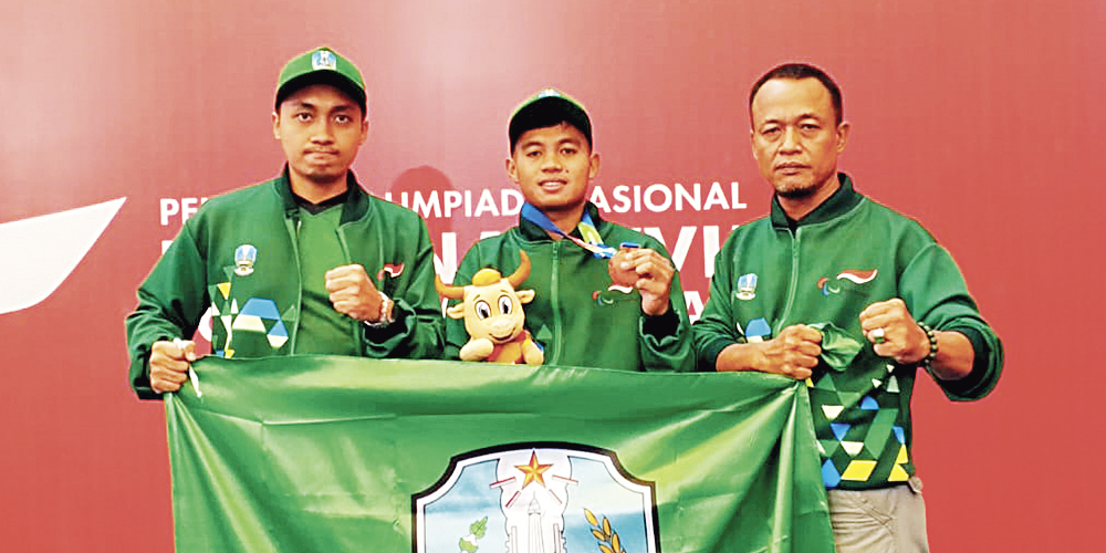 Tengah, Mohammad Saerozi atlet para taekwondo asal Tuban bersama ofisial tim taekwondo Jatim usai sukses menyabet medali perunggu di Perparnas XVII 2024 Solo.
