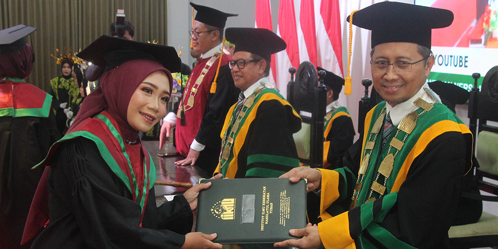 Rektor IIKNU Tuban Dr. H Miftahul Munir, S.KM, M.Kes. DIE. menyerahkan ijazah kepada para wisudawan.