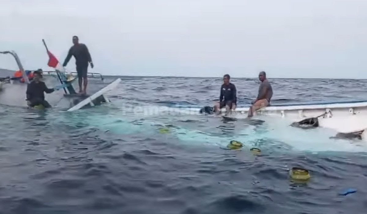 Kapal tenggelam di Kepulauan Seribu karena dihantam ombak.