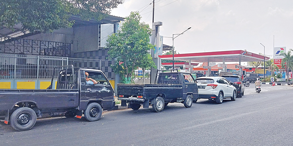 STOK SOLAR BERKURANG: Puluhan kendaraan mesin disel antre hingga berjam-jam di di SPBU Sleko.