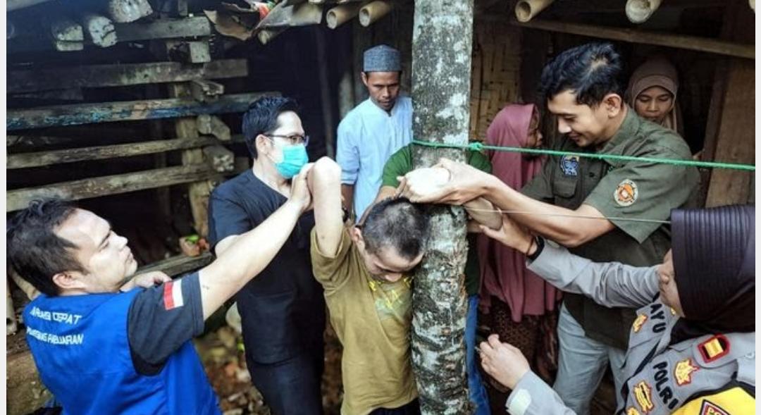 Kakak beradik di Sukabumi. HA, 36, dan SAM, 32 yang dibebaskan dari kandang kambing.