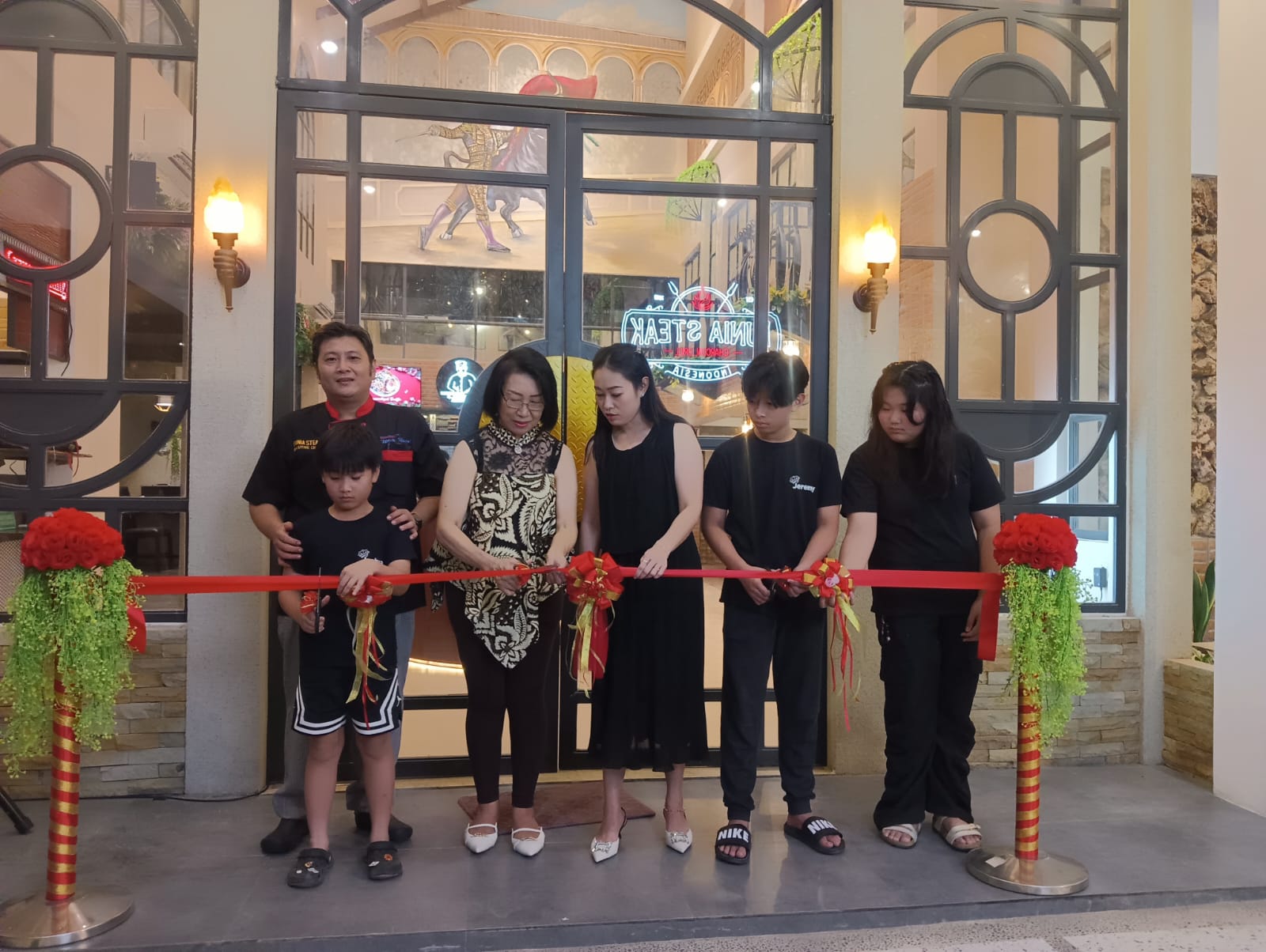 Re-Opening Dunia Steak Tuban dengan fasilitas lebih luas dan lebih nyaman.