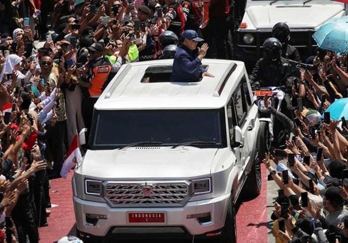 Presiden Prabowo Subianto menggunaan mobil MV3 Garuda Limousin berwarna putih saat menuju Istana Negara.