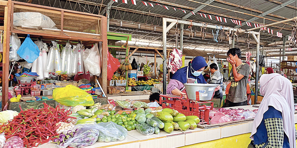 Pedagang yang menempati los di Pasar Pramuka. Mereka diwajibkan membayar retribusi pasar.