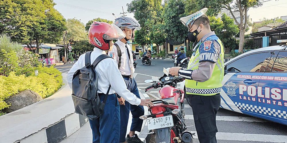 MELANGGAR LALU LINTAS: Petugas Satlantas Polres Tuban Menindak pengendara tak patuh lalu lintas.