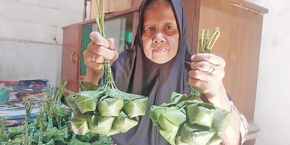Sarti menunjukkan tape khas Desa Tawaran, Kecamatan Kenduruan di rumahnya beberapa hari lalu.
