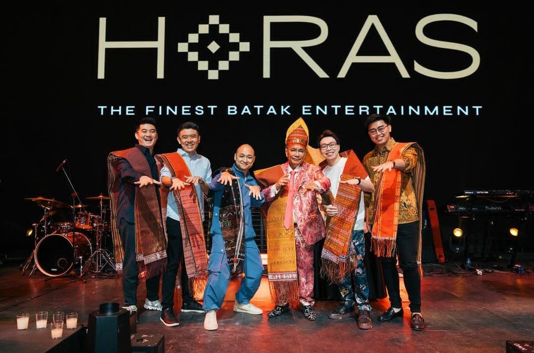 Tempat Hiburan Batak "HORAS" untuk  kado Hotman Paris di ulang tahunnya yang ke-65.