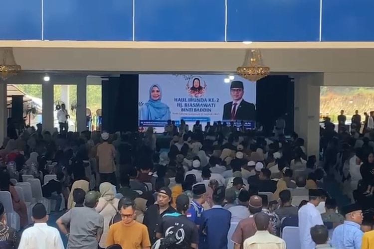 Acara tasyakuran Menteri Desa Tertinggal Yandri Susanto yang menuai polemik.
