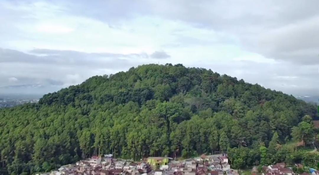 Gunung Tidar, tempat penggemblengan jajaran menteri Kabinet Merah Putih Prabowo.